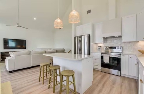 San Luis House | Coastal Elegance: Relax and Enjoy this Freeport Gem - Pet Friendly!