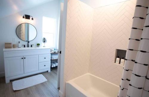 Loma Portal House | Coastal, Elegant, Modern, King Bed
