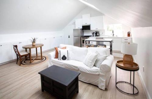 Loma Portal House | Coastal, Elegant, Modern, King Bed