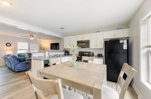Emerald Isle Cottage | Coastal Emerald Isle Retreat w/Deck & Grill!