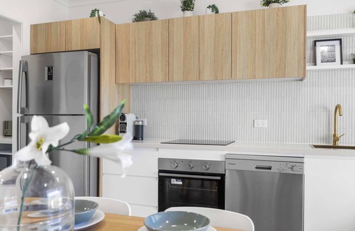 Redcliffe Condo | Coastal Escape with Horses and Beach Walk