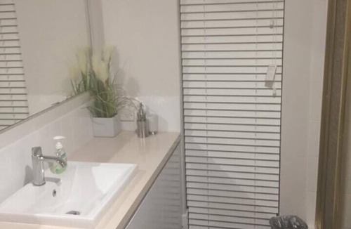 Silver Sands House | Coastal Family Favourite, Pet Friendly, 100mt to beach and playground. Sleeps 11