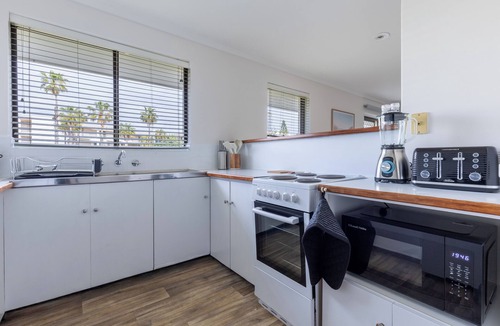 Scarborough Villa | Coastal Family Retreat - Walk to Scarborough Beach