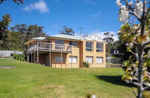 Eaglehawk Neck House | Coastal getaway in an unbeatable location steps from the region's top surf beach