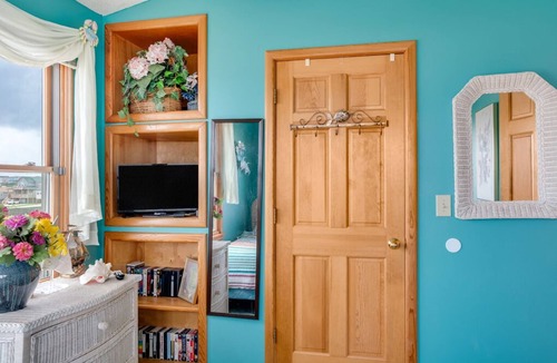 Kitty Hawk House | Coastal Jade (Formerly Donedragon): Semi-oceanfront, Shared Pool & Spa