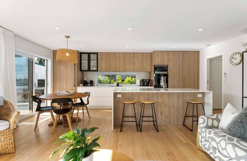 Mount Maunganui House | Coastal Retreat - Poolside Mt Maunganui