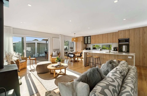 Mount Maunganui House | Coastal Retreat - Poolside Mt Maunganui