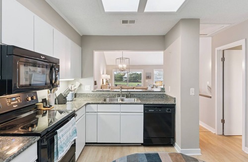 St. Simons Island Condo | Coastal Sea Palms Retreat | Golf Views + Screened Porch