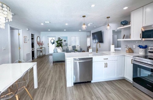 Delray Beach Apartment | Coastal Splash/4BR Pool/Golf Cart 5 mins to DT