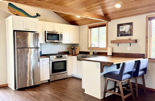Waldport Cabin | Coastal Tiny House with Private Deck Near Oregon Coast Beaches, Oregon