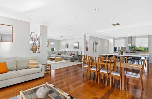 Upper Coomera House | Coaster by Khove