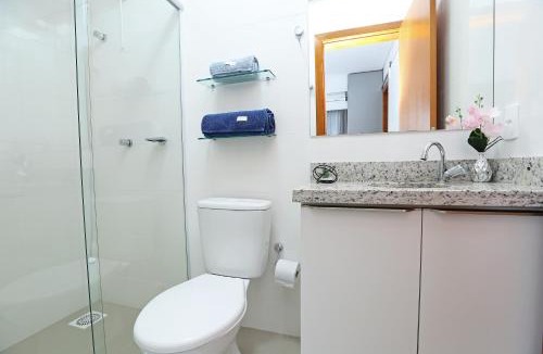 Campeche Central Apartment | Cobertura Duplex no Campeche Florianópolis, 2 quartos com ar-condicionado, 3 banheiros, WiFi 1Gb, Cozinha completa, Estacionamento, Amplo terraço coberto com churrasqueira