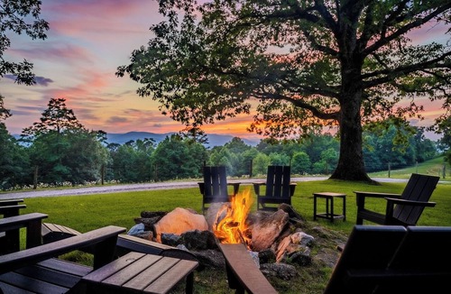 Scaly Mountain Cabin | Coca-Cola Cabin @Fire Mountain Estate & Club. Endless views, Fire Pit, Jacuzzi!