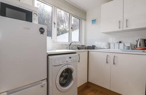 Helford Passage House | COCKLE ISLAND COTTAGE, romantic, with open fire in Porthallow