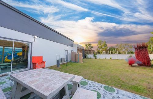 Samut Sakhon Villa | Cocktail Poolvilla Pattaya