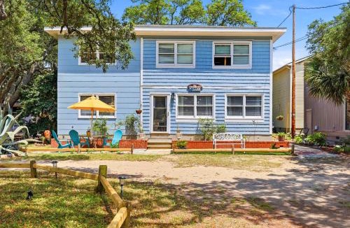 Crescent Beach House | Coco Cottage w Outdoor Bar and TV Walk to Beach