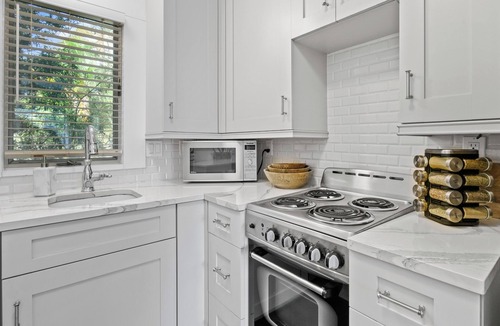Parrot Cove Apartment | Coco Studio - Walk to Beach, Golf & Downtown