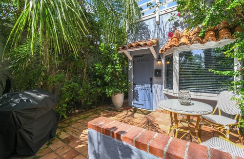 Parrot Cove Apartment | Coco Studio - Walk to Beach, Golf & Downtown