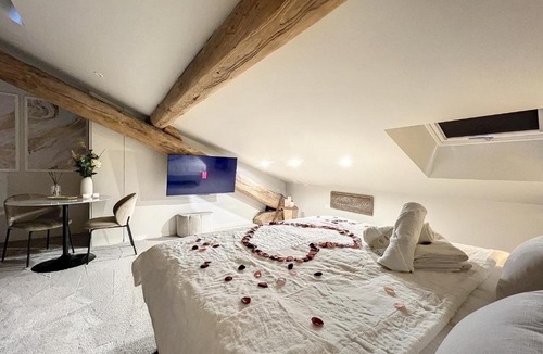 Saint-Etienne Apartment | Cocon Blanc câlin avec Jacuzzi privatif - LoveRoom Insolite