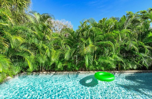 Holmes Beach House | Coconut Cottage #4 by AMI Locals