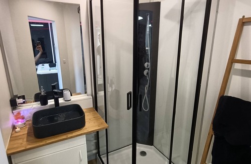 Fontaine-Bayonne-Cartoucherie Apartment | CocoonSpa Love Room Private Jacuzzi
