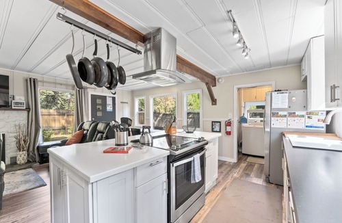 Lake Forest Cabin | Cody Bear Cabin - Private Yard, Hot Tub