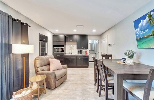 Southgate Apartment | coffee, Pinecraft with a view, Wi-Fi, TV sleeps 2