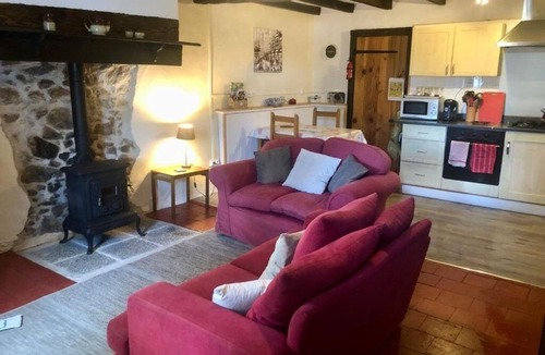 Exideuil Ski Chalet | Cogulet Gite de caractere avec piscine - 2 bedrooms -campagne Charantaise