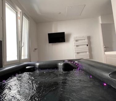 Avranches Apartment | Coin de paradis avec spa illimité en plein centre Avranches