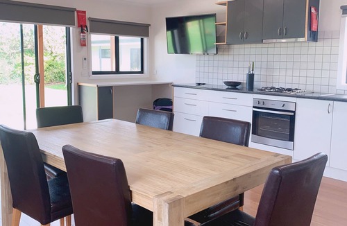 Colac West Hotel | Colac Otway Caravan & Cabin Park