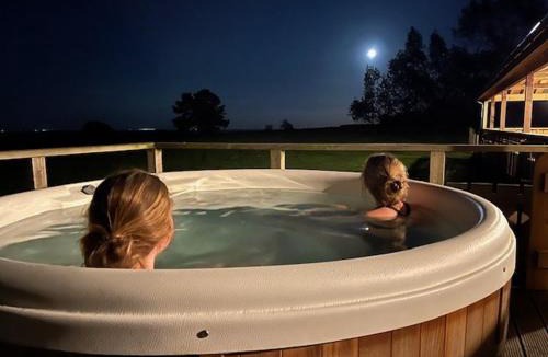 Stone in Oxney Apartment | Coldharbour Luxury Shepherds Hut with Hot Tub