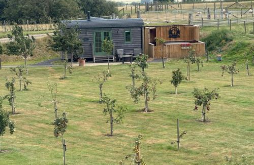 Stone in Oxney Apartment | Coldharbour Luxury Shepherds Hut with Hot Tub