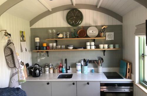 Stone in Oxney Apartment | Coldharbour Luxury Shepherds Hut with Hot Tub