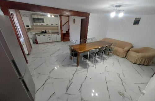 Beclean House | Cole si Denisa