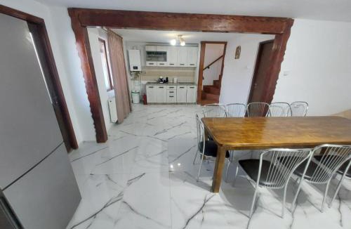 Beclean House | Cole si Denisa