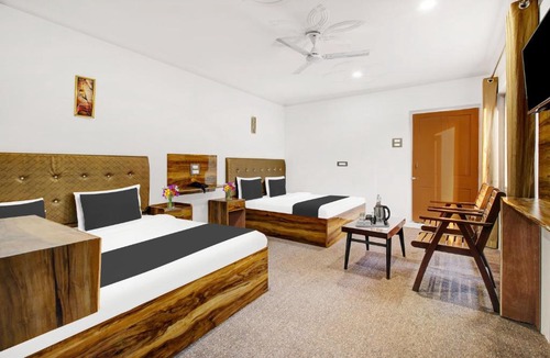 Srinagar Hotel | Collection O Dal Lake