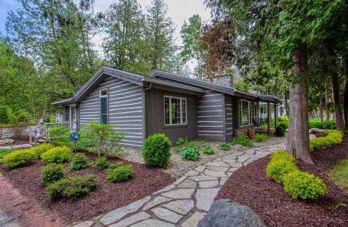 Ephraim House | Collings Log House by Simple Life Rentals