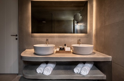 Kamari House | Colombos BeachFront