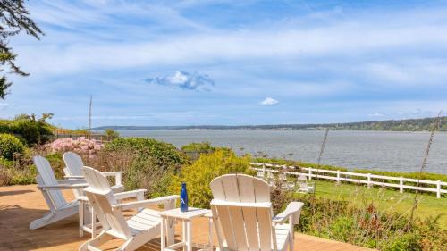 Langley House | Colonial Bluff House Above the Sea by AvantStay
