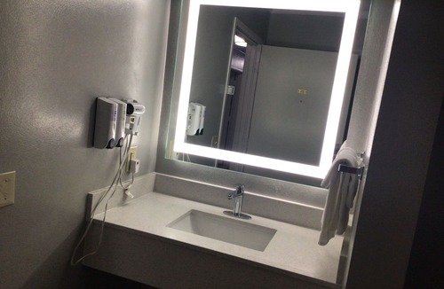 Morton Hotel | Colonial Brick Inn & Suites