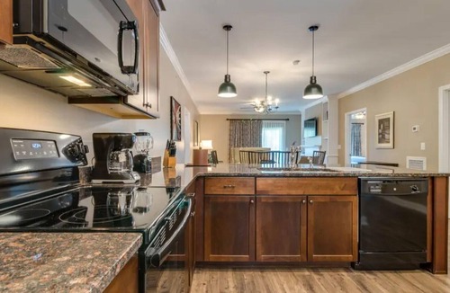 Williamsburg Villa | Colonial Comfort: 3BR Lock-Off Villa with Fireplace & Full Kitchen
