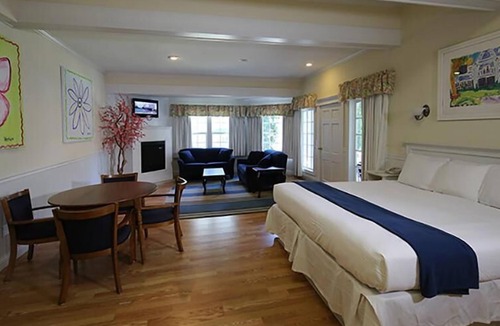 Harbor Springs Hotel | Colonial Inn in Harbor Springs