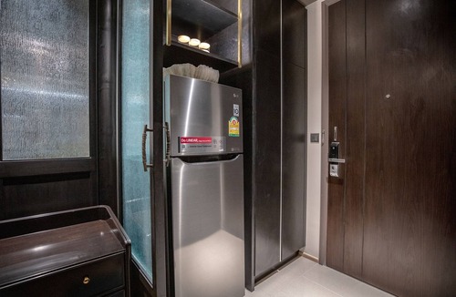 Silom Condo | Colonial Luxury designed room, next to MRT Samyan