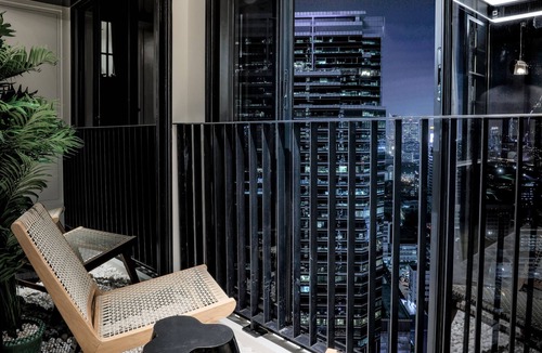 Silom Condo | Colonial Luxury designed room, next to MRT Samyan