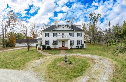 Spring Hill House | Colonial Manor ~ Newly Improved ~ CLEAN ~ Family Estate ~ Easy 30 min drive to Nashville or Franklin