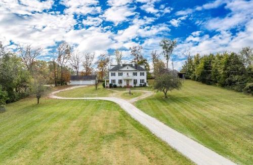 Spring Hill House | Colonial Manor