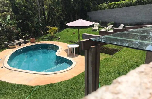 Atibaia House | Colonial mansion in gated community facing the woods