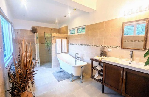 Sosua House | Colonial Villa Master Bedroom +Private Bath/Tub