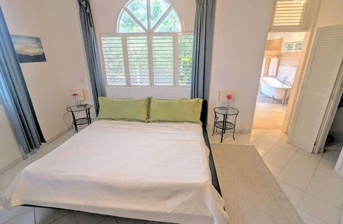 Sosua House | Colonial Villa Master Bedroom +Private Bath/Tub