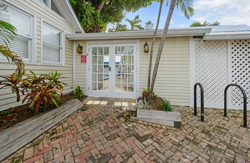 Old Town Cottage | Colony Poolside: A charming bungalow near Duval Street